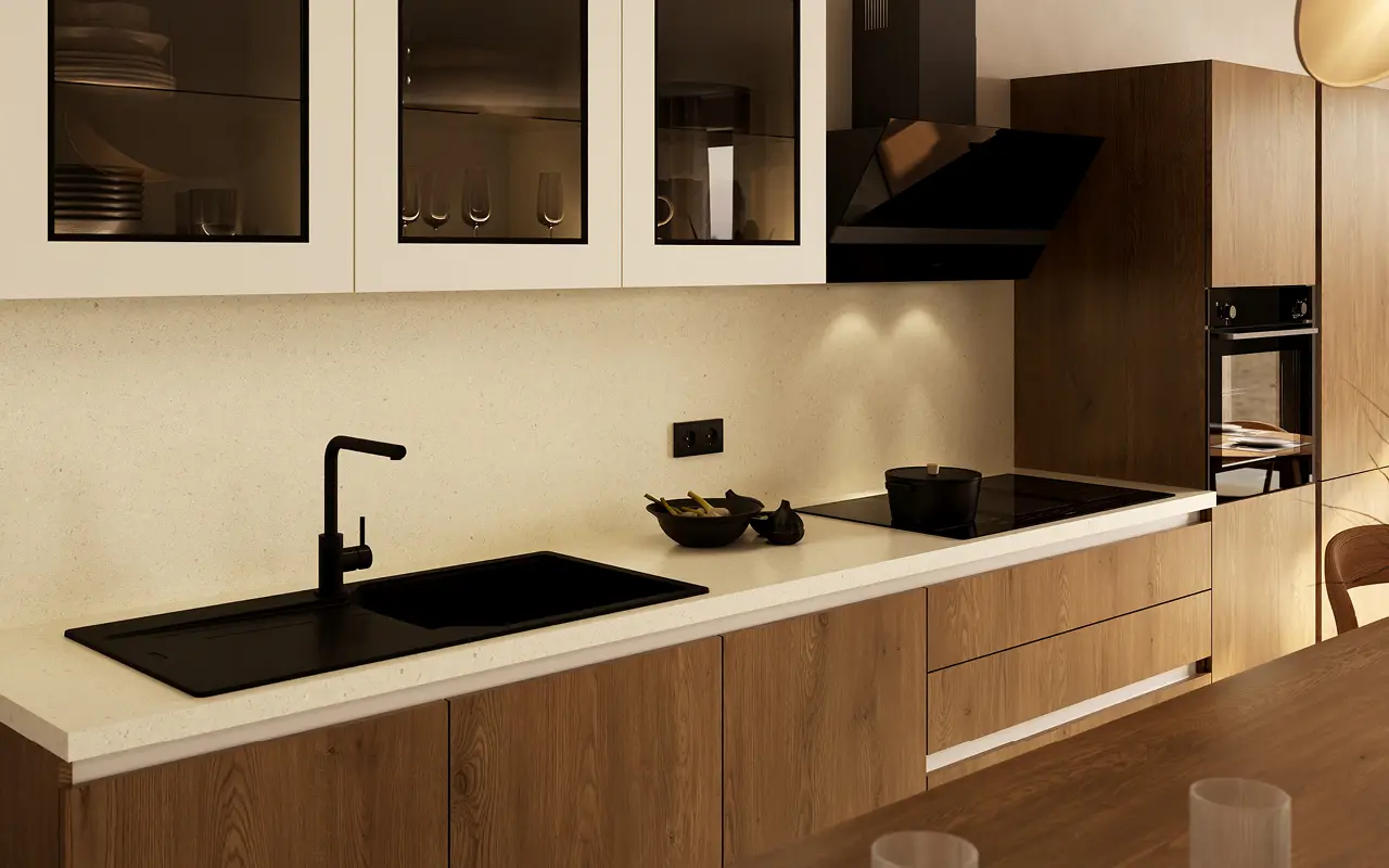 Moderne Küchenzeile mit warmen Holzfronten und heller Arbeitsplatte. Schwarze Spüle mit Armatur, Induktionskochfeld und integrierter Backofen, Oberschränke mit Glasfronten und dezente Unterbauleuchten für stimmungsvolle Beleuchtung.